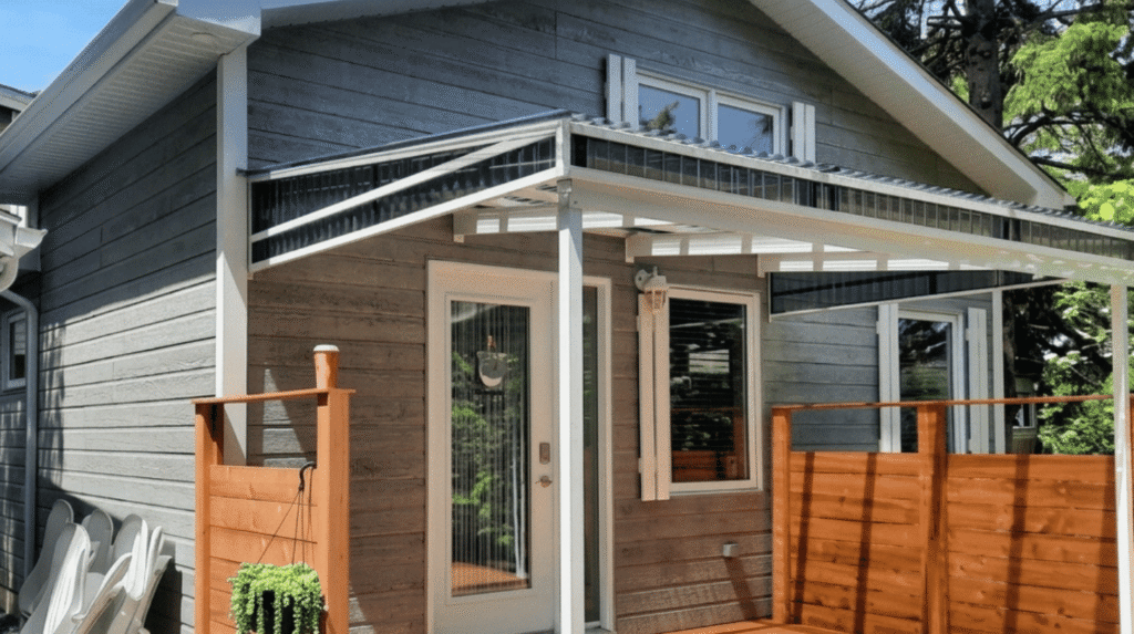 Installation d'auvents : auvents permanents en aluminium pour balcons et terrasses.